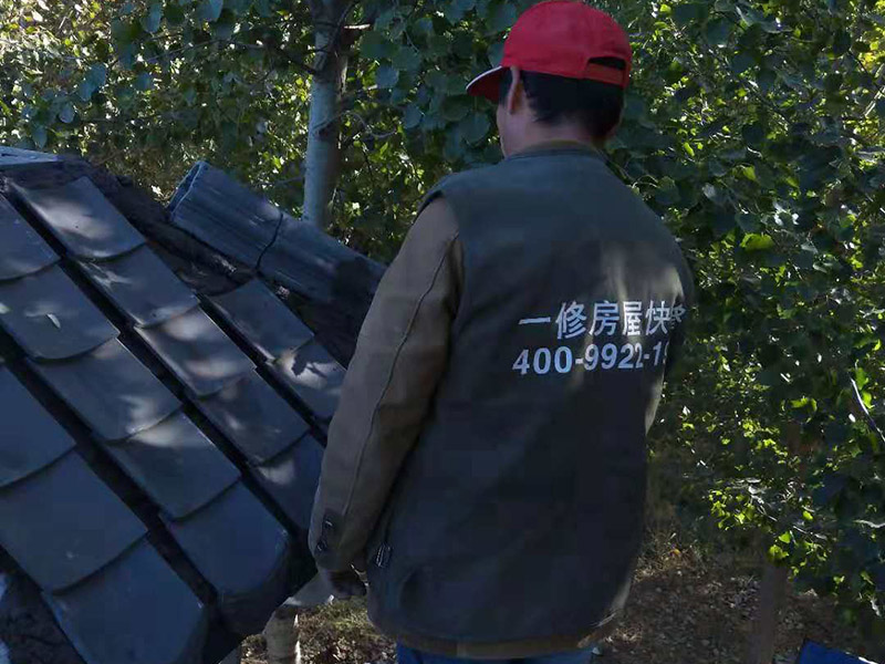 屋頂裝飾瓦安裝：做仿古瓦屋脊一般有三種方法：第一、像作平瓦屋脊一樣，將瓦一片一片地從一個山頭鋪筑到另一個山頭;第二、將瓦片斜成一定的角度并擠緊，有山頭向中間筑脊;第三、先在兩山頭各平放一疊瓦封頭。具體做脊時(shí)，一般先在靠近屋脊兩邊的坡屋面上先鋪筑5-6張仰瓦作為分垅的標(biāo)準(zhǔn)，屋脊筑完成后用混合砂漿或紙筋灰將屋脊背及瓦垅的縫堵塞密實(shí)、壓緊抹光。