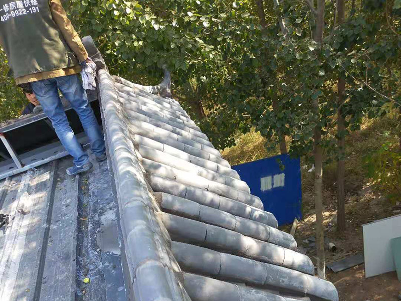 屋頂裝飾瓦安裝：做仿古瓦屋脊一般有三種方法：第一、像作平瓦屋脊一樣，將瓦一片一片地從一個山頭鋪筑到另一個山頭;第二、將瓦片斜成一定的角度并擠緊，有山頭向中間筑脊;第三、先在兩山頭各平放一疊瓦封頭。具體做脊時(shí)，一般先在靠近屋脊兩邊的坡屋面上先鋪筑5-6張仰瓦作為分垅的標(biāo)準(zhǔn)，屋脊筑完成后用混合砂漿或紙筋灰將屋脊背及瓦垅的縫堵塞密實(shí)、壓緊抹光。