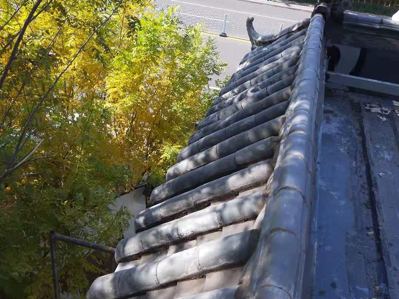 屋頂裝飾瓦安裝：做仿古瓦屋脊一般有三種方法：第一、像作平瓦屋脊一樣，將瓦一片一片地從一個山頭鋪筑到另一個山頭;第二、將瓦片斜成一定的角度并擠緊，有山頭向中間筑脊;第三、先在兩山頭各平放一疊瓦封頭。具體做脊時(shí)，一般先在靠近屋脊兩邊的坡屋面上先鋪筑5-6張仰瓦作為分垅的標(biāo)準(zhǔn)，屋脊筑完成后用混合砂漿或紙筋灰將屋脊背及瓦垅的縫堵塞密實(shí)、壓緊抹光。