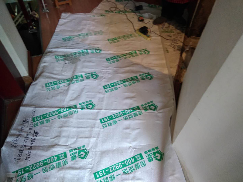 廁所墻面貼瓷磚：廁所貼瓷磚：首先應(yīng)除去基層表面的污垢，油漬，浮灰;除去基層上所有涂料層，膩?zhàn)訉?如果基層未能達(dá)到平整度要求，需對(duì)基層進(jìn)行預(yù)先的找平處理；鋪貼瓷磚前需事先找好垂直線，以此為基準(zhǔn)鋪貼的瓷磚高低均勻、垂直美觀；應(yīng)對(duì)瓷磚的色彩、紋理、表面平整等進(jìn)行嚴(yán)格的挑選，然后按照?qǐng)D紙要求預(yù)鋪，調(diào)制粘結(jié)劑；然后將調(diào)制好的漿料均勻地抹在瓷磚背面，要求漿料飽滿，瓷磚平整地鋪貼在基層上，使用橡膠錘將瓷磚拍實(shí)鋪平；最后瓷磚鋪貼結(jié)束后24小時(shí)，可進(jìn)行嵌縫施工，嵌縫后用浸濕的織物清理多余的嵌縫劑，保持瓷磚表面清潔。