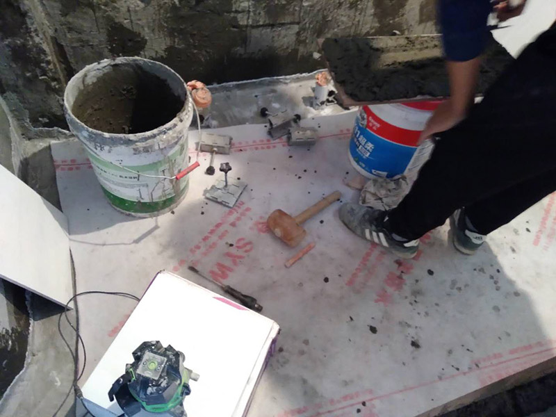 廁所墻面貼瓷磚：廁所貼瓷磚：首先應(yīng)除去基層表面的污垢，油漬，浮灰;除去基層上所有涂料層，膩?zhàn)訉?如果基層未能達(dá)到平整度要求，需對(duì)基層進(jìn)行預(yù)先的找平處理；鋪貼瓷磚前需事先找好垂直線，以此為基準(zhǔn)鋪貼的瓷磚高低均勻、垂直美觀；應(yīng)對(duì)瓷磚的色彩、紋理、表面平整等進(jìn)行嚴(yán)格的挑選，然后按照?qǐng)D紙要求預(yù)鋪，調(diào)制粘結(jié)劑；然后將調(diào)制好的漿料均勻地抹在瓷磚背面，要求漿料飽滿，瓷磚平整地鋪貼在基層上，使用橡膠錘將瓷磚拍實(shí)鋪平；最后瓷磚鋪貼結(jié)束后24小時(shí)，可進(jìn)行嵌縫施工，嵌縫后用浸濕的織物清理多余的嵌縫劑，保持瓷磚表面清潔。