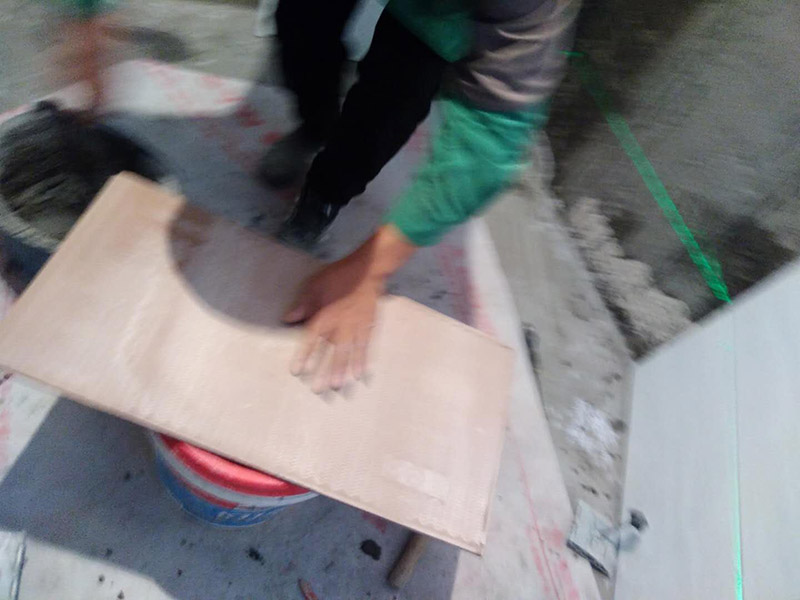 廁所墻面貼瓷磚：廁所貼瓷磚：首先應(yīng)除去基層表面的污垢，油漬，浮灰;除去基層上所有涂料層，膩?zhàn)訉?如果基層未能達(dá)到平整度要求，需對(duì)基層進(jìn)行預(yù)先的找平處理；鋪貼瓷磚前需事先找好垂直線，以此為基準(zhǔn)鋪貼的瓷磚高低均勻、垂直美觀；應(yīng)對(duì)瓷磚的色彩、紋理、表面平整等進(jìn)行嚴(yán)格的挑選，然后按照?qǐng)D紙要求預(yù)鋪，調(diào)制粘結(jié)劑；然后將調(diào)制好的漿料均勻地抹在瓷磚背面，要求漿料飽滿，瓷磚平整地鋪貼在基層上，使用橡膠錘將瓷磚拍實(shí)鋪平；最后瓷磚鋪貼結(jié)束后24小時(shí)，可進(jìn)行嵌縫施工，嵌縫后用浸濕的織物清理多余的嵌縫劑，保持瓷磚表面清潔。