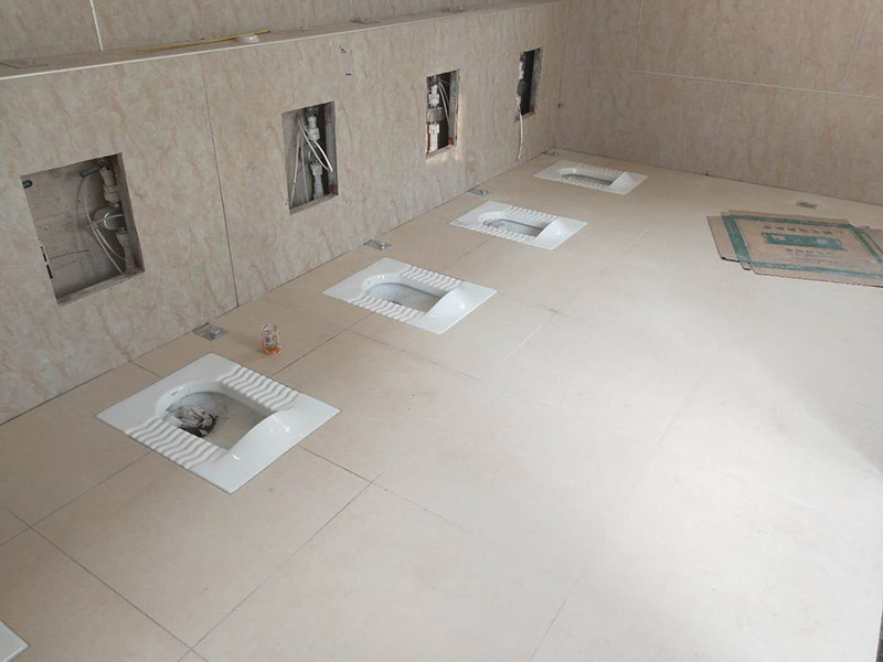 公廁施工裝修：衛(wèi)生間裝修的第一個(gè)步驟就是水電改造，水電改造直接影響到入住后衛(wèi)生間的使用效果，所以，這個(gè)步驟非常重要。首先，大家需要確定與水電相關(guān)的所有設(shè)備的尺寸大小、擺放位置和安裝方式；水電改造完成之后，就到了防水處理的步驟。衛(wèi)生間防水處理不僅要處理好地面的防水工作，還不能忽視了墻面的防水工作，衛(wèi)生間內(nèi)使用的所有開關(guān)插座都要裝上防水蓋，做好每個(gè)細(xì)節(jié)的防水處理，這要也能為日后省去不少麻煩。瓷磚是衛(wèi)生間地面常用的裝修材料，具有不錯(cuò)的裝飾作用，而且我們可以使用一跌防水性能不錯(cuò)的瓷磚，這要也能好的保護(hù)到衛(wèi)生間內(nèi)的地面和墻體。衛(wèi)生間地面的瓷磚不僅要考慮到防水性，也要考慮到防滑性，大家最好選表面有凹凸紋路的瓷磚，這種瓷磚不僅防水還防滑。在選擇衛(wèi)生間吊頂材料的時(shí)候，一定要注意材料的防水性，因?yàn)槲覀冊(cè)阢逶∵^(guò)程中會(huì)產(chǎn)生水汽，水汽蒸發(fā)到吊頂上，如果使用的吊頂材料不具備防水的性能，時(shí)間內(nèi)長(zhǎng)了就會(huì)出現(xiàn)霉變、變形等情況。