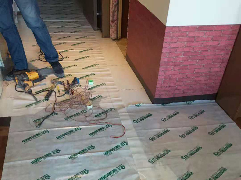 公寓衛(wèi)生間翻新保護(hù)：成品保護(hù)：可能有人會(huì)問，我衛(wèi)生間要整體改造，沒有什么保留的東西，要保護(hù)什么呢？但是你想想，這些被拆除的物品，在外運(yùn)的時(shí)候，殘?jiān)苋菀讋潅依锏牡匕?，所以，包括地板在?nèi)的一部分墻面、家具都需要做成品保護(hù)。 整體拆除：包括熱水器、馬桶等整體拆除，垃圾外運(yùn)。 隱蔽工程：1、：衛(wèi)生間防水工程防水最關(guān)鍵：淋浴區(qū)墻面防水不得低于1.8米衛(wèi)生間其他區(qū)域防水不得低于1.2米馬桶位置防水不得低于50cm防水工程要多重保險(xiǎn)，防水涂料+防水布+密封積水測(cè)試；2、：電路工程依據(jù)具體用電情況可以使用：4平方的電線（6000~7000W）或者6平方的電線（8000~11000W）PS:電路和水路開槽要橫平豎直，最好不要橫向開槽（橫開槽不要超過50cm），開槽深度不要超過三公分（為了墻體安全），穿線管用些好點(diǎn)的PVC管材，水、電管每400~800mm一個(gè)卡扣。3、瓷磚墻固+防水+墻面拉毛+周正找平+瓷磚粘接劑+瓷磚做完防水，就是墻面拉毛處理，墻面拉毛為的就是防止瓷磚后期空鼓，周正找平就是為了墻面的平整，瓷磚粘接劑~（瓷磚要用水浸）