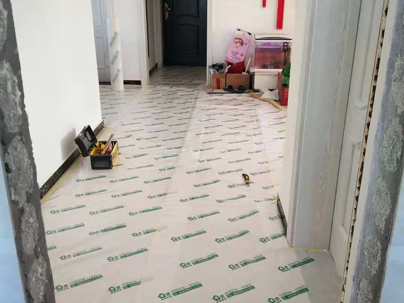 整體衛(wèi)生間翻新：1.衛(wèi)生間的墻面一定要做30cm的防水涂料，避免積水浸透墻面。如果衛(wèi)生間的墻面是輕體墻的話可以把整個墻面都涂上防水涂料。其次兩扇式的淋浴屏它的兩面墻都要涂上防水涂料。 2.瓷磚不僅可以避免潮濕的侵蝕，而且還可以保護墻面，所以墻面可以鋪貼滿瓷磚。其次瓷磚的墻面還可以長久保持整潔和美觀，同時吊頂?shù)恼趽醪糠忠惨么纱u鋪貼滿，這樣才能更好的保護好整個墻面。 3.如果是把原來的地面打掉的話，一定要對地面進行找平處理和防水處理，這樣才能防止在以后的使用中出現(xiàn)滲漏的現(xiàn)象。其次地面的接縫和排水管處一定要用防水涂料涂刷到位。