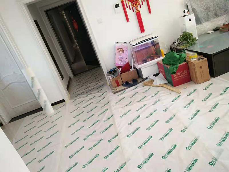 整體衛(wèi)生間翻新：1.衛(wèi)生間的墻面一定要做30cm的防水涂料，避免積水浸透墻面。如果衛(wèi)生間的墻面是輕體墻的話可以把整個墻面都涂上防水涂料。其次兩扇式的淋浴屏它的兩面墻都要涂上防水涂料。 2.瓷磚不僅可以避免潮濕的侵蝕，而且還可以保護墻面，所以墻面可以鋪貼滿瓷磚。其次瓷磚的墻面還可以長久保持整潔和美觀，同時吊頂?shù)恼趽醪糠忠惨么纱u鋪貼滿，這樣才能更好的保護好整個墻面。 3.如果是把原來的地面打掉的話，一定要對地面進行找平處理和防水處理，這樣才能防止在以后的使用中出現(xiàn)滲漏的現(xiàn)象。其次地面的接縫和排水管處一定要用防水涂料涂刷到位。