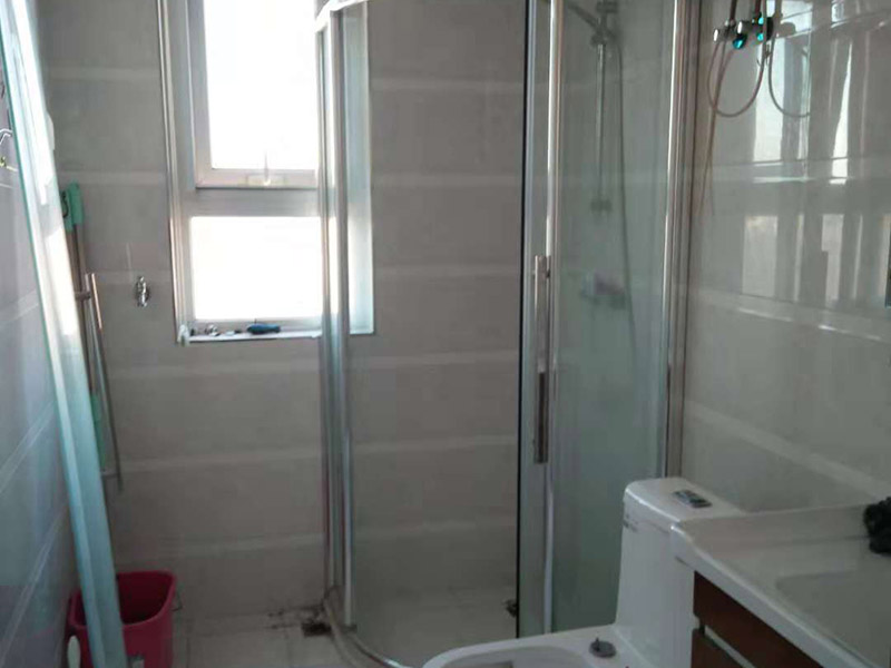 整體衛(wèi)生間翻新：1.衛(wèi)生間的墻面一定要做30cm的防水涂料，避免積水浸透墻面。如果衛(wèi)生間的墻面是輕體墻的話可以把整個墻面都涂上防水涂料。其次兩扇式的淋浴屏它的兩面墻都要涂上防水涂料。 2.瓷磚不僅可以避免潮濕的侵蝕，而且還可以保護墻面，所以墻面可以鋪貼滿瓷磚。其次瓷磚的墻面還可以長久保持整潔和美觀，同時吊頂?shù)恼趽醪糠忠惨么纱u鋪貼滿，這樣才能更好的保護好整個墻面。 3.如果是把原來的地面打掉的話，一定要對地面進行找平處理和防水處理，這樣才能防止在以后的使用中出現(xiàn)滲漏的現(xiàn)象。其次地面的接縫和排水管處一定要用防水涂料涂刷到位。