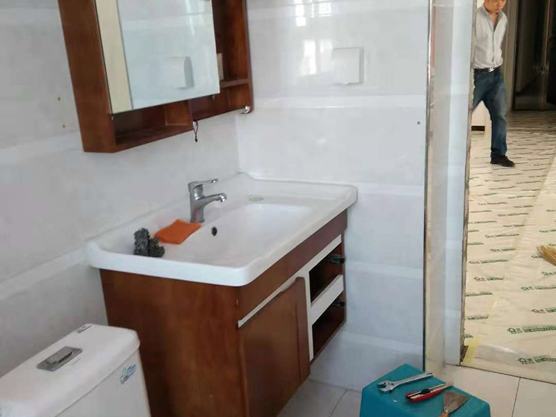 整體衛(wèi)生間翻新：1.衛(wèi)生間的墻面一定要做30cm的防水涂料，避免積水浸透墻面。如果衛(wèi)生間的墻面是輕體墻的話可以把整個墻面都涂上防水涂料。其次兩扇式的淋浴屏它的兩面墻都要涂上防水涂料。 2.瓷磚不僅可以避免潮濕的侵蝕，而且還可以保護墻面，所以墻面可以鋪貼滿瓷磚。其次瓷磚的墻面還可以長久保持整潔和美觀，同時吊頂?shù)恼趽醪糠忠惨么纱u鋪貼滿，這樣才能更好的保護好整個墻面。 3.如果是把原來的地面打掉的話，一定要對地面進行找平處理和防水處理，這樣才能防止在以后的使用中出現(xiàn)滲漏的現(xiàn)象。其次地面的接縫和排水管處一定要用防水涂料涂刷到位。