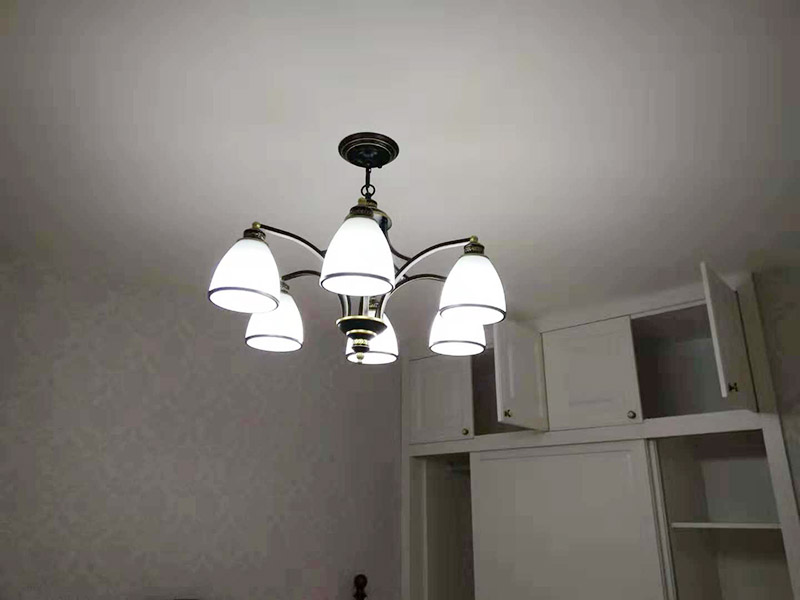 全屋吊燈安裝：1、燈具檢查 檢查燈具安裝附件，查看廠家相關(guān)文件和技術(shù)是否齊全，燈具外觀是否損壞，是否有變形、金屬脫落、腐蝕等現(xiàn)象。 2. 燈具組裝 將燈具各部分連接成一個整體，燈具螺紋的長度應(yīng)適當(dāng)，對于多余的螺紋頭應(yīng)鍍錫，注意火線與零線的區(qū)別，并將線拉直。 3、燈具安裝 燈頭電源線應(yīng)足夠，然后將剩余的電線切斷，取出線頭，用螺絲將燈頭安裝在接線盒上。 4、通電試運行 安裝完成后，打開電源，檢測是否通電。