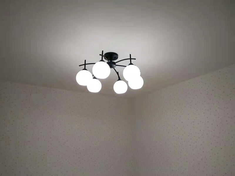 全屋吊燈安裝：1、燈具檢查 檢查燈具安裝附件，查看廠家相關(guān)文件和技術(shù)是否齊全，燈具外觀是否損壞，是否有變形、金屬脫落、腐蝕等現(xiàn)象。 2. 燈具組裝 將燈具各部分連接成一個整體，燈具螺紋的長度應(yīng)適當(dāng)，對于多余的螺紋頭應(yīng)鍍錫，注意火線與零線的區(qū)別，并將線拉直。 3、燈具安裝 燈頭電源線應(yīng)足夠，然后將剩余的電線切斷，取出線頭，用螺絲將燈頭安裝在接線盒上。 4、通電試運行 安裝完成后，打開電源，檢測是否通電。