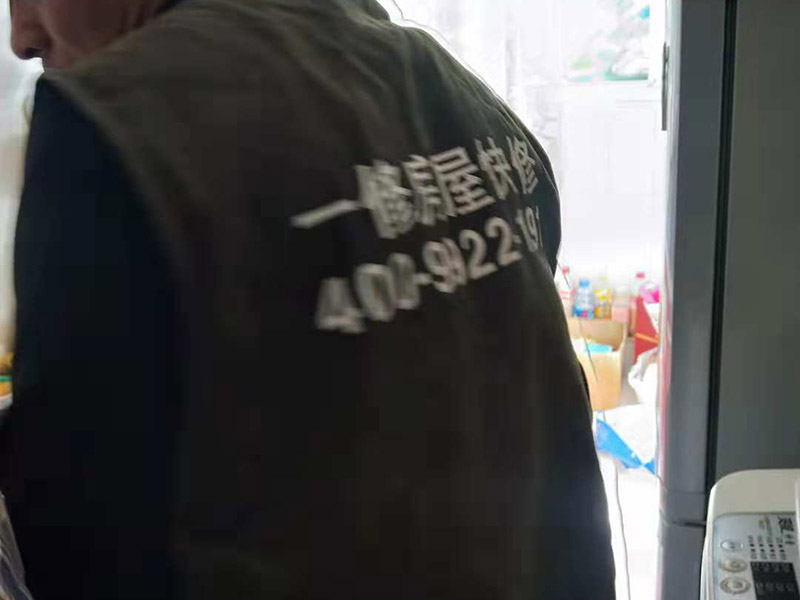 衛(wèi)生間水管安裝：一、衛(wèi)生間水管安裝的正確順序 衛(wèi)生間的水管裝置前定要遵從合理步驟，一般首要和師傅參議水路的詳細(xì)走向，二是用電錘把卡子固定到墻上，三是開端用專業(yè)的熱溶機(jī)對(duì)管子進(jìn)行熱熔銜接，四是用試壓泵對(duì)整個(gè)管線進(jìn)行打壓測(cè)試，五是整理現(xiàn)場(chǎng)。二、衛(wèi)生間水管的規(guī)劃布局 衛(wèi)生間水管裝置要根據(jù)水的走向進(jìn)行鋪設(shè)，一般是橫平豎直，盡可能2條管道不交叉，如果穿插要搭過(guò)橋，冷熱水管分隔并保持必定的間隔，沐浴混水閥的左右方位正確且裝在浴缸中心，高度最好在1.8m-2.1m間，還要為熱水器的裝置和洗衣機(jī)的進(jìn)出水口預(yù)留方位，做到科學(xué)合理的布局。