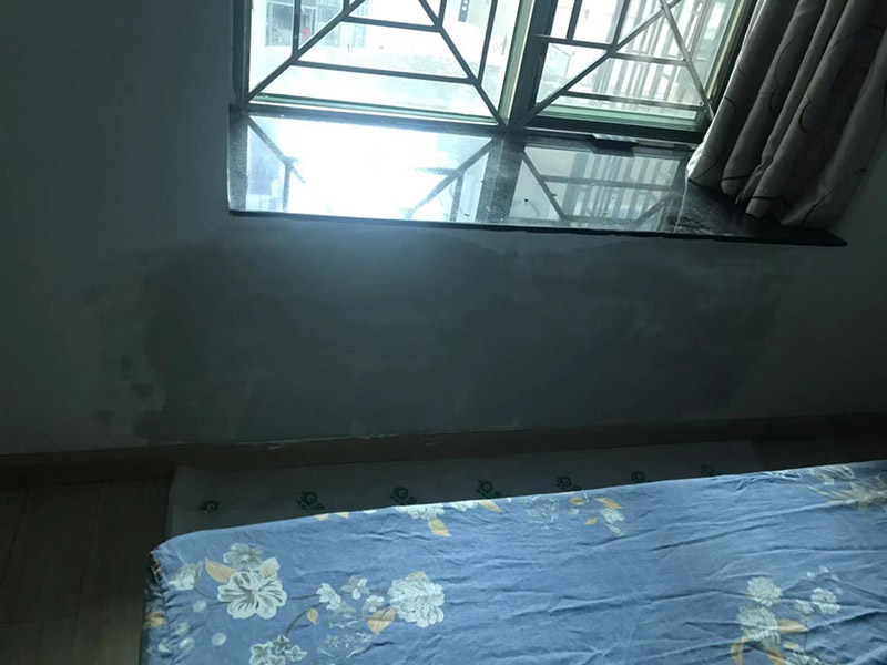 墻面局部補(bǔ)膩?zhàn)樱?、墻面基本干燥，基層含水率不得大于10%。   2、抹灰作業(yè)已全部完成，過墻管道、洞口、陰陽角處理完畢，為確保墻面干燥，各種穿墻孔應(yīng)提前抹灰找平。  3、門、窗、玻璃要提前安裝完畢。 4、地面施工及管道安裝完畢。   5、將墻體空鼓、裂縫修補(bǔ)到位后，再進(jìn)行膩?zhàn)邮┕?。裂縫處理方法，用抗裂砂漿將寬100mm的無紡布粘貼在裂縫上，每邊搭接50mm，外面抹抗裂砂漿。  刮膩?zhàn)訒r(shí)不要污染地面，門窗、玻璃等以完成的分部分項(xiàng)工程。刮膩?zhàn)油瓿珊笠咨票Ｗo(hù)，不得磕碰污染墻面。 