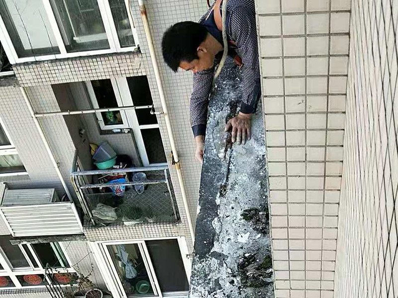 窗戶臺(tái)防水維修：(1)清理窗框周邊，查找滲漏縫隙，分析滲漏原因; (2)對(duì)于墻體內(nèi)部存在空穴的部位，根據(jù)具體情況考慮化學(xué)灌漿或填充其它彈性防水材料; (3)清理縫隙表面，其表面不應(yīng)有油污，浮塵等隔離物; (4)在窗框周邊縫隙內(nèi)嵌填彈性密封材料; (5)試水檢驗(yàn)防水效果。 主要是在窗戶的外面做防水處理，一般是墻面上批刮耐水膩?zhàn)?、刷防水涂料。?dāng)然，如果事先做一下基礎(chǔ)防水的話，那么防水的效果會(huì)更好了。