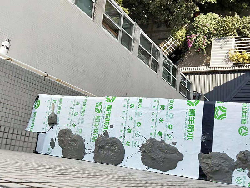 窗戶臺(tái)防水維修：(1)清理窗框周邊，查找滲漏縫隙，分析滲漏原因; (2)對(duì)于墻體內(nèi)部存在空穴的部位，根據(jù)具體情況考慮化學(xué)灌漿或填充其它彈性防水材料; (3)清理縫隙表面，其表面不應(yīng)有油污，浮塵等隔離物; (4)在窗框周邊縫隙內(nèi)嵌填彈性密封材料; (5)試水檢驗(yàn)防水效果。 主要是在窗戶的外面做防水處理，一般是墻面上批刮耐水膩?zhàn)?、刷防水涂料。?dāng)然，如果事先做一下基礎(chǔ)防水的話，那么防水的效果會(huì)更好了。