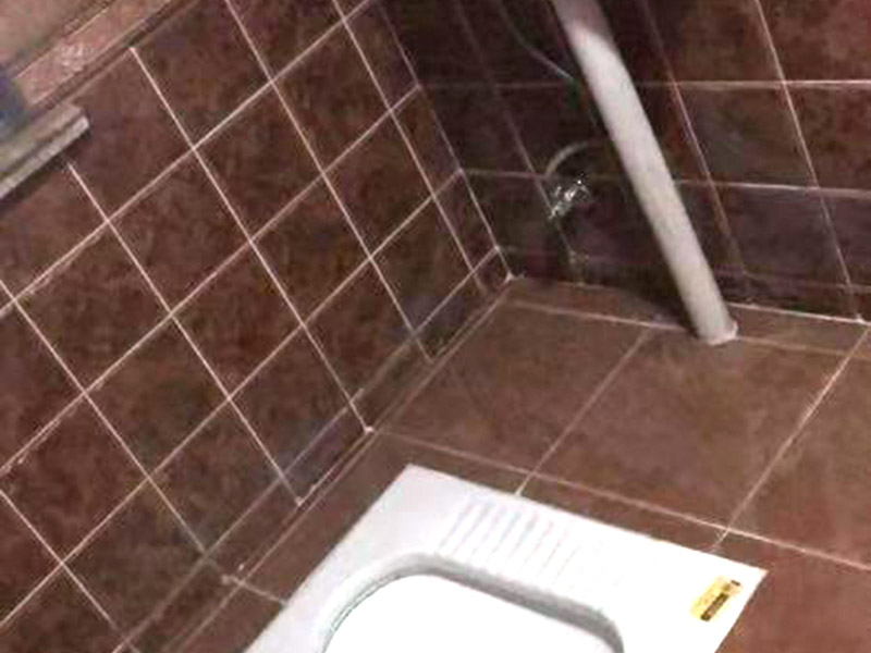 廁所瓷磚美縫：準(zhǔn)備好施工工具，將瓷磚隙內(nèi)的臟污清理干凈，建議縫隙在1.5到2mm深度合適?？p隙清理干凈后， 擰開管蓋裝上混合管安裝好膠槍，舍棄掉前端40cm 不可用的預(yù)留料，沿著縫隙均勻打出 美縫劑（先豎后橫），可用刮板或者壓縫 鋼球、手指套沿著縫隙壓出 U型面！靜等2到3個小時 固化后用清縫鏟刀輔助清理 縫隙邊緣余料！