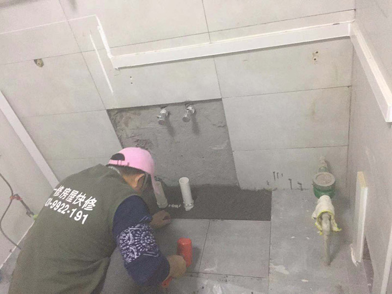 馬桶地面貼磚：干鋪法是將沙子和水泥按照3：1的比例混合后兌少量的水，使水泥和沙子混合到可以用手攥成團的黏稠度。將混合好的沙子水泥鋪在地面上，用一個平板把表面摸平。在瓷磚背面抹上黏稠度非常高的水泥，把瓷磚放到地面上，用橡皮錘敲實就完成了,主要用于地面瓷磚的鋪裝。 濕鋪法，是將沙子和水泥按照2：1的比例混合后兌水和好，水的量要多一些，使沙子和水泥的黏稠度高一些。然后涂抹到用水浸泡好的瓷磚背面貼到墻面上。濕鋪發(fā)主要應用與墻面。