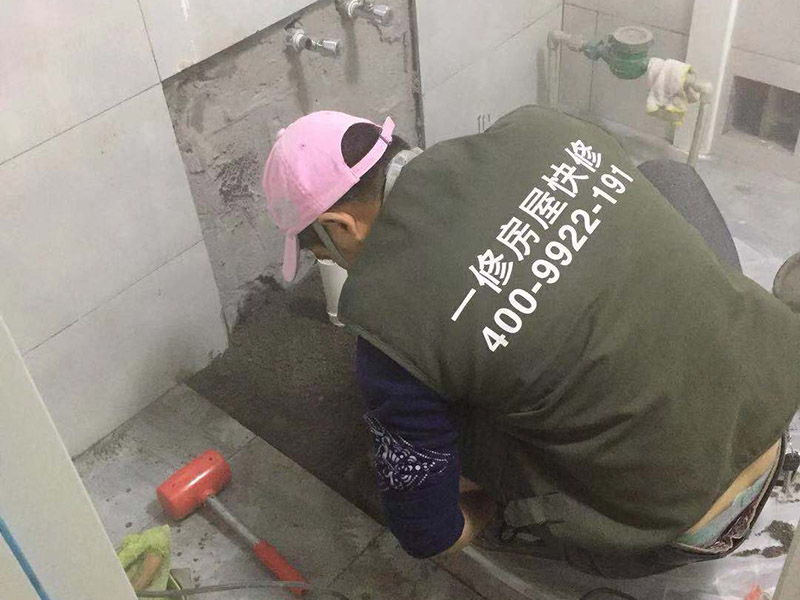 馬桶地面貼磚：干鋪法是將沙子和水泥按照3：1的比例混合后兌少量的水，使水泥和沙子混合到可以用手攥成團的黏稠度。將混合好的沙子水泥鋪在地面上，用一個平板把表面摸平。在瓷磚背面抹上黏稠度非常高的水泥，把瓷磚放到地面上，用橡皮錘敲實就完成了,主要用于地面瓷磚的鋪裝。 濕鋪法，是將沙子和水泥按照2：1的比例混合后兌水和好，水的量要多一些，使沙子和水泥的黏稠度高一些。然后涂抹到用水浸泡好的瓷磚背面貼到墻面上。濕鋪發(fā)主要應用與墻面。