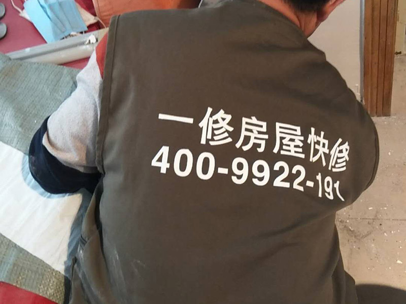 局部墻面補膩子：刮膩子對不同的墻體有著不同的要求，像比較常見的混凝土的墻面，會出現(xiàn)一些氣孔與鼓起的現(xiàn)象，所以就要先把墻面修平整掉，磨平凸起處，填補凹陷處。 基層做好處理后，墻面還是會有一些凹陷的地方，這個時候就可以用石膏膩子來補平。將石膏膩子壓實凹陷處，橫抹豎起的地方再重新刮一遍，這樣來確保墻面的平整。 墻面上可能會有油污等這些東西，所以需要涂刷一下火堿水溶液，不過在涂刷時一定要注意，一邊涂刷一邊就要拿清水清洗墻面，這樣不僅可以加快一點速度，而且效果也好。 刮膩子之前，噴刷一遍粘結(jié)劑，就可以開始刮膩子了。在刮膩子的時候注意，避免留下浮膩子以及刮痕，防止膩子上沾上灰塵、砂礫等雜物，然后按照規(guī)范刮就可以了。 第一遍膩子刮完后，仔細檢查看看墻面還有沒有問題，等到膩子完完全全干透之后，用細砂紙仔細地打磨一遍，如果還是有凹陷的情況，那么就用膩子再一次進行修補找平。