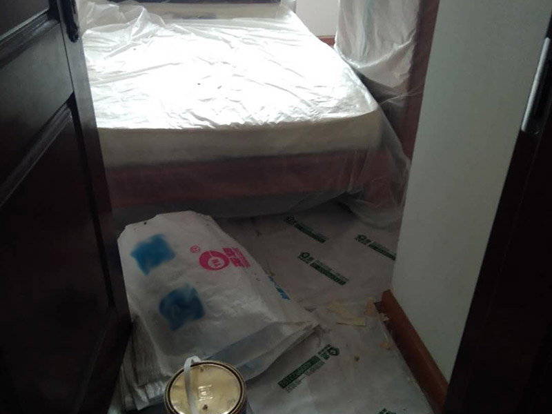 家具拆除，墻面補(bǔ)石膏：1、壓力灌漿法：空氣壓縮機(jī)將粘合劑灌人磚墻裂縫內(nèi)，將開裂的墻重新粘合在一起。  2、外力修補(bǔ)法：將原有的縫隙打開，用彈性膩子修補(bǔ)，或者是使用的確良布整粘。  3、到市場上購買一些油漆專用的亞麻布，將亞麻布用白膠貼至墻體，然后待干透后涂上水泥漆，這樣的話，可以保證墻體不再有裂縫，也可以起到堅固墻體的作用。  4、將墻體表面的保溫板去掉，或者是把墻體表面的水泥去掉，在外面安裝一層石膏板最后在上面做乳膠漆。但此種方法工程耗量大，也有一定的難度。  5、大面積的裂縫，將開裂的墻面基底做出一個&ldquo;U&rdquo;形狀，對基底進(jìn)行修補(bǔ)，最后掛上鋼絲網(wǎng)就可以了。