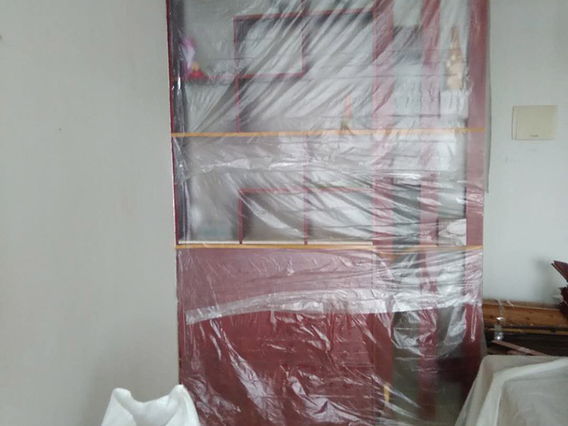 家具拆除，墻面補(bǔ)石膏：1、壓力灌漿法：空氣壓縮機(jī)將粘合劑灌人磚墻裂縫內(nèi)，將開裂的墻重新粘合在一起。  2、外力修補(bǔ)法：將原有的縫隙打開，用彈性膩子修補(bǔ)，或者是使用的確良布整粘。  3、到市場上購買一些油漆專用的亞麻布，將亞麻布用白膠貼至墻體，然后待干透后涂上水泥漆，這樣的話，可以保證墻體不再有裂縫，也可以起到堅固墻體的作用。  4、將墻體表面的保溫板去掉，或者是把墻體表面的水泥去掉，在外面安裝一層石膏板最后在上面做乳膠漆。但此種方法工程耗量大，也有一定的難度。  5、大面積的裂縫，將開裂的墻面基底做出一個&ldquo;U&rdquo;形狀，對基底進(jìn)行修補(bǔ)，最后掛上鋼絲網(wǎng)就可以了。