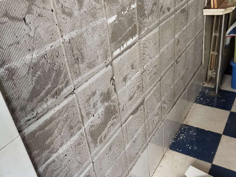 墻磚修補(bǔ)維修：1、如果只是瓷磚脫落，砂漿留在墻、地面上沒有松動(dòng)，解決辦法就是將瓷磚背面和側(cè)面殘留的砂漿刮干凈，然后在瓷磚背面涂上一層均勻的砂漿，并按回原位。如果砂漿和瓷磚一起掉落，處理辦法就是先在墻、地面基礎(chǔ)面上鑿些毛坑，然后在基礎(chǔ)面上一層砂漿，然后將瓷磚壓上去，直至瓷磚固定在上面。 2、瓷磚脫落一般都是因?yàn)殇佋O(shè)時(shí)用普通水泥砂漿來粘合，水泥砂漿的粘結(jié)力比較低而且特別容易受環(huán)境因素影響，經(jīng)常會(huì)有瓷磚空鼓甚至脫落現(xiàn)象。如果出現(xiàn)這樣的現(xiàn)象最好換用粘結(jié)力強(qiáng)，具有防水性的瓷磚膠。專用的瓷磚膠不會(huì)受環(huán)境影響，非常實(shí)用而且價(jià)格不貴。