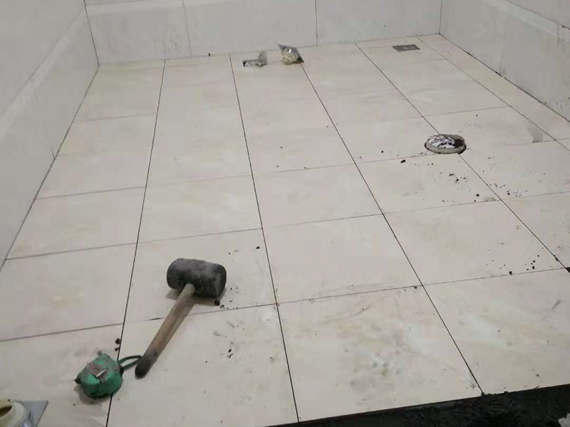 衛(wèi)生間貼磚：基層處理：應(yīng)全部清理墻面上的各類污物，打掃干凈現(xiàn)場，特別是腳落里。 批墻、墻面找平：用泥刀先批墻，后用水泥漿找平。這個工序很重要，確保底子平，防止貼后空鼓。 刷防水涂料：墻面要刷防水涂料，防止貼后浸水，一般高度不低于1.8米，刷的時候會稍高一些。 找水平基準(zhǔn)線：根據(jù)設(shè)計鋪貼圖樣的要求，確定排磚方案，用墨斗彈線，以減少施工損耗。 粘結(jié)劑上墻：把剛剛攪拌好的粘結(jié)劑漿料均勻的刮到墻上。 瓷磚上墻將經(jīng)過預(yù)先清潔的瓷磚平整地鋪貼在粘結(jié)劑漿料基層上，使用橡膠錘將瓷磚拍實(shí)鋪平。施工過程中，可小幅度轉(zhuǎn)動瓷磚，使?jié){料與瓷磚背面充分接觸。專家建議在鋪貼時，隨機(jī)取下已鋪貼于基層上的瓷磚作檢查。確保漿料與瓷磚背面的充分接觸。 留縫大小調(diào)整根據(jù)瓷磚的尺寸，在磚與磚之間預(yù)留相應(yīng)尺寸的縫隙留待嵌縫?？捎醚篮灥认裙潭?，粘結(jié)劑具有一定的可調(diào)整性，可對留縫的大小進(jìn)行調(diào)整。