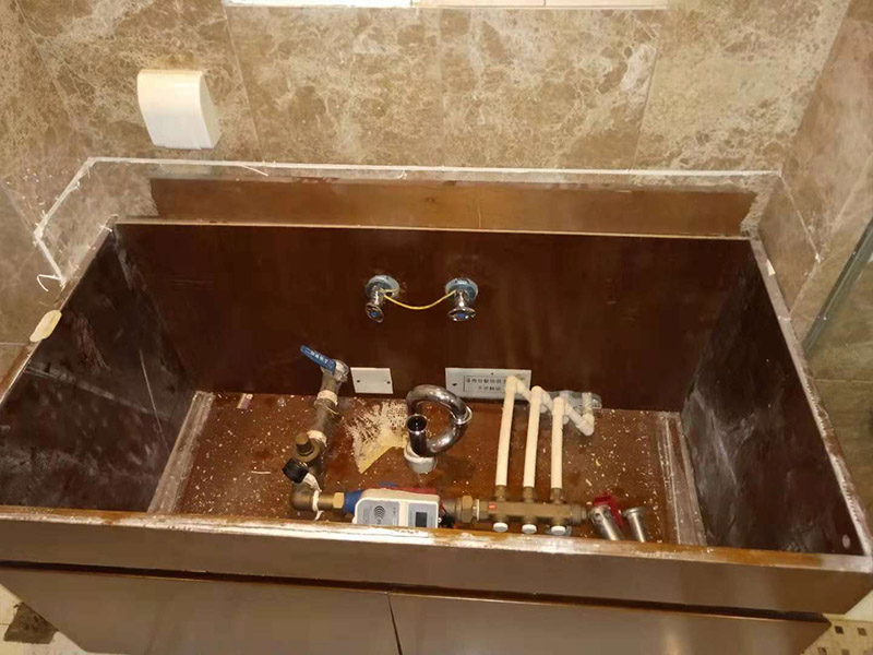 浴室柜拆除維修：（1）確認(rèn)好浴室柜的安裝位置：在鋪地磚和墻磚前，就要確認(rèn)好浴室柜的安裝位置，由于安裝浴室柜是要在墻上打孔的，還需要進(jìn)水孔和排水孔的，一旦安裝后一般不能移動(dòng)位置的，所以確認(rèn)好浴室柜的安裝位置是安裝前的必備條件。（2）購(gòu)買浴室柜時(shí)要根據(jù)安裝位置確認(rèn)浴室柜的形狀和大?。涸∈夜竦奈恢么_定后，只能根據(jù)安裝位置來定浴室柜的形狀和大小。（3）認(rèn)準(zhǔn)水管的管線圖和電線的線路圖：安裝時(shí)要在墻上用沖氣鉆打孔，所以安裝前確認(rèn)管線圖和線路圖至關(guān)重要，如果打破水管或電線線路圖就要撬開部分墻磚，造成不必要的損失。