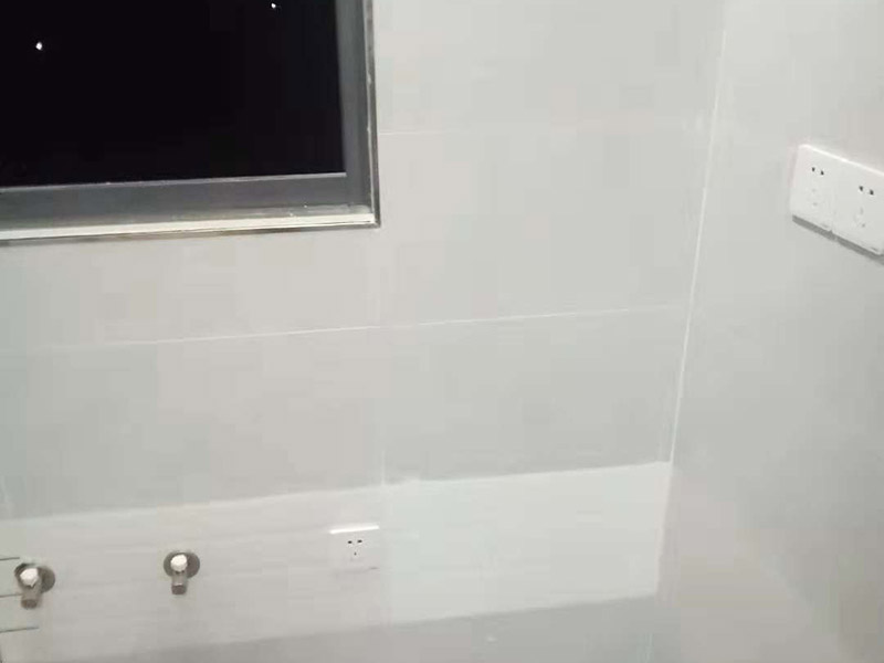 插座開關(guān)安裝：在安裝時(shí)先對(duì)開關(guān)插座底盒進(jìn)行清潔，特別是將盒內(nèi)的灰塵雜質(zhì)清理干凈，并用濕布將盒內(nèi)殘存灰塵擦除。這樣做可預(yù)防特殊雜質(zhì)影響電路使用的情況。 二、電源線處理； 將盒內(nèi)甩出的導(dǎo)線留出維修長度，然后削出線芯，注意不要碰傷線芯。將導(dǎo)線按順時(shí)針方向盤繞在開關(guān)或插座對(duì)應(yīng)的接線柱上，然后旋緊壓頭，要求線芯不得外露。 三、插座三線接線方法； 火線接入開關(guān)2個(gè)孔中的一個(gè)A標(biāo)記，再從另一個(gè)孔中接出絕緣線接入下面的插座3個(gè)孔中的L孔內(nèi)接牢。零線直接接入插座3個(gè)孔中的N孔內(nèi)接牢。地線直接接入插座3個(gè)孔中的E孔內(nèi)接牢。若零線與地線錯(cuò)接，使用電器時(shí)會(huì)出現(xiàn)跳閘現(xiàn)象。 四、開關(guān)插座固定安裝； 先將盒子內(nèi)甩出的導(dǎo)線由塑料臺(tái)的出線孔中穿出，再把塑料臺(tái)緊貼于墻面用螺絲固定在盒子上。固定好后，將導(dǎo)線按各自的位置從開關(guān)插座的線孔中穿出，按接線要求將導(dǎo)線壓牢。 最后將開關(guān)或插座貼于塑料臺(tái)上，找正并用螺絲固定牢，蓋上裝飾板。