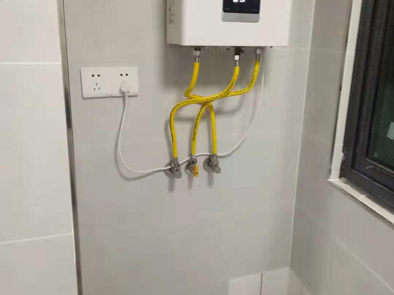 插座開關(guān)安裝：在安裝時(shí)先對(duì)開關(guān)插座底盒進(jìn)行清潔，特別是將盒內(nèi)的灰塵雜質(zhì)清理干凈，并用濕布將盒內(nèi)殘存灰塵擦除。這樣做可預(yù)防特殊雜質(zhì)影響電路使用的情況。 二、電源線處理； 將盒內(nèi)甩出的導(dǎo)線留出維修長度，然后削出線芯，注意不要碰傷線芯。將導(dǎo)線按順時(shí)針方向盤繞在開關(guān)或插座對(duì)應(yīng)的接線柱上，然后旋緊壓頭，要求線芯不得外露。 三、插座三線接線方法； 火線接入開關(guān)2個(gè)孔中的一個(gè)A標(biāo)記，再從另一個(gè)孔中接出絕緣線接入下面的插座3個(gè)孔中的L孔內(nèi)接牢。零線直接接入插座3個(gè)孔中的N孔內(nèi)接牢。地線直接接入插座3個(gè)孔中的E孔內(nèi)接牢。若零線與地線錯(cuò)接，使用電器時(shí)會(huì)出現(xiàn)跳閘現(xiàn)象。 四、開關(guān)插座固定安裝； 先將盒子內(nèi)甩出的導(dǎo)線由塑料臺(tái)的出線孔中穿出，再把塑料臺(tái)緊貼于墻面用螺絲固定在盒子上。固定好后，將導(dǎo)線按各自的位置從開關(guān)插座的線孔中穿出，按接線要求將導(dǎo)線壓牢。 最后將開關(guān)或插座貼于塑料臺(tái)上，找正并用螺絲固定牢，蓋上裝飾板。