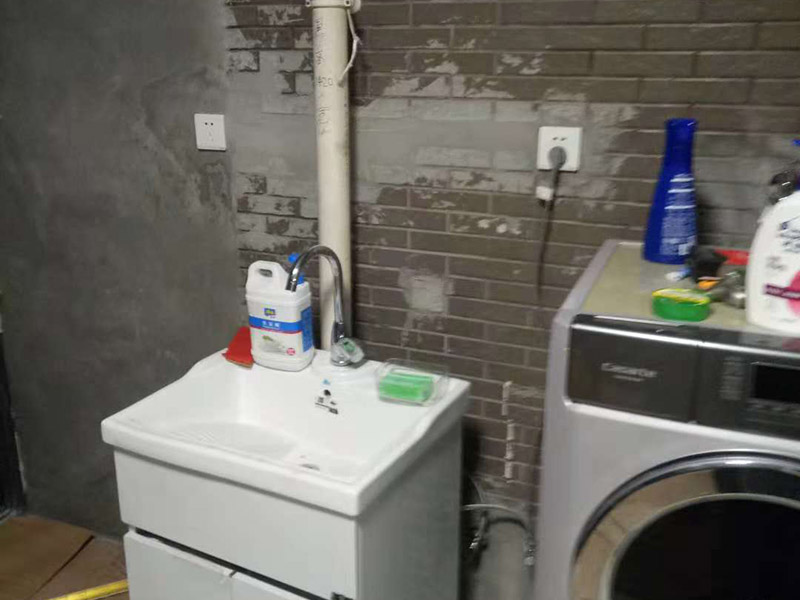 插座開關(guān)安裝：在安裝時(shí)先對(duì)開關(guān)插座底盒進(jìn)行清潔，特別是將盒內(nèi)的灰塵雜質(zhì)清理干凈，并用濕布將盒內(nèi)殘存灰塵擦除。這樣做可預(yù)防特殊雜質(zhì)影響電路使用的情況。 二、電源線處理； 將盒內(nèi)甩出的導(dǎo)線留出維修長度，然后削出線芯，注意不要碰傷線芯。將導(dǎo)線按順時(shí)針方向盤繞在開關(guān)或插座對(duì)應(yīng)的接線柱上，然后旋緊壓頭，要求線芯不得外露。 三、插座三線接線方法； 火線接入開關(guān)2個(gè)孔中的一個(gè)A標(biāo)記，再從另一個(gè)孔中接出絕緣線接入下面的插座3個(gè)孔中的L孔內(nèi)接牢。零線直接接入插座3個(gè)孔中的N孔內(nèi)接牢。地線直接接入插座3個(gè)孔中的E孔內(nèi)接牢。若零線與地線錯(cuò)接，使用電器時(shí)會(huì)出現(xiàn)跳閘現(xiàn)象。 四、開關(guān)插座固定安裝； 先將盒子內(nèi)甩出的導(dǎo)線由塑料臺(tái)的出線孔中穿出，再把塑料臺(tái)緊貼于墻面用螺絲固定在盒子上。固定好后，將導(dǎo)線按各自的位置從開關(guān)插座的線孔中穿出，按接線要求將導(dǎo)線壓牢。 最后將開關(guān)或插座貼于塑料臺(tái)上，找正并用螺絲固定牢，蓋上裝飾板。