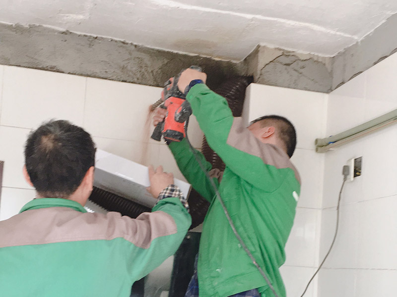 墻面打穿墻孔：1. 水泥墻打孔的方法 1)  在墻面固定擱板有好幾種方法：窄一點(diǎn)的能夠先在墻上釘上木條，通常的紅磚墻面能夠直接用水泥鋼釘釘入，假如是混凝土墻面</a>就先要用電錘打孔然后用木楔敲入孔內(nèi)再釘上木條，接下來即是把擱板固定在木便條上面，不和再用其它木板跟木便條鑲平再釘上飾面板刷上油漆。 2)  但佳固定在墻角上也即是說在兩面墻的交接處這么多了一個(gè)支撐點(diǎn)比較健壯擱板也能適當(dāng)?shù)膶捯稽c(diǎn)。還有即是你說的先在墻面上開槽再把木板插進(jìn)去旁邊的縫隙再用水泥填滿，這種方法的承重力比較大但是槽要開得深一點(diǎn)。通常來講這種擱板的寬度不宜超越三十公分并且佳做成上下崎嶇狀或階梯狀這么既漂亮又健壯。假如想當(dāng)書桌就必須要有支撐了。