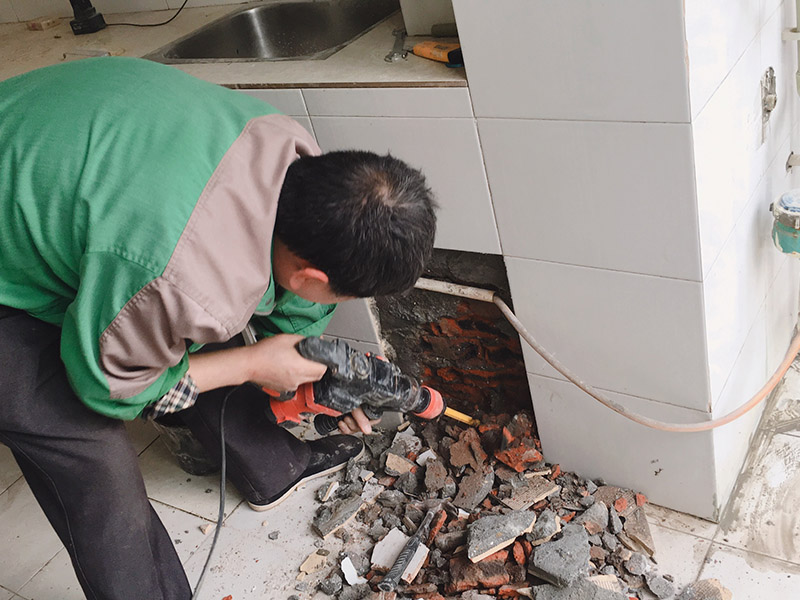 墻體局部打孔拆除：沖擊鉆或是電錘 沖擊鉆依靠旋轉(zhuǎn)和沖擊來(lái)工作。單一的沖擊是非常輕微的，但每分鐘 40000多次的沖擊頻率可產(chǎn)生連續(xù)的力?？捎糜谔烊坏氖^或混凝土。 附有氣動(dòng)錘擊機(jī)構(gòu)的一種帶安全離合器的電動(dòng)式旋轉(zhuǎn)錘鉆。電錘是利用活塞運(yùn)動(dòng)，壓縮氣體沖擊鉆頭，不需要手使多大的力氣，可以在混凝土、磚、石頭等硬性材料上開(kāi)6--100mm的孔。