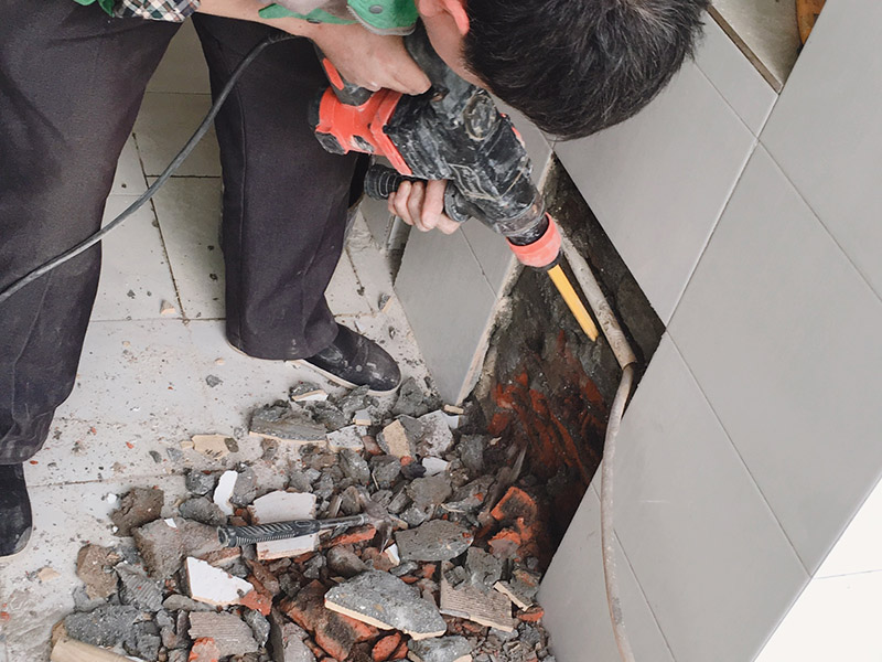 墻體局部打孔拆除：沖擊鉆或是電錘 沖擊鉆依靠旋轉(zhuǎn)和沖擊來(lái)工作。單一的沖擊是非常輕微的，但每分鐘 40000多次的沖擊頻率可產(chǎn)生連續(xù)的力?？捎糜谔烊坏氖^或混凝土。 附有氣動(dòng)錘擊機(jī)構(gòu)的一種帶安全離合器的電動(dòng)式旋轉(zhuǎn)錘鉆。電錘是利用活塞運(yùn)動(dòng)，壓縮氣體沖擊鉆頭，不需要手使多大的力氣，可以在混凝土、磚、石頭等硬性材料上開(kāi)6--100mm的孔。