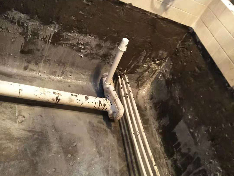 衛(wèi)生間防水：基層處理，基層墻面有空隙、裂縫、不平等缺陷的，用水泥砂漿修補抹平，然后進行防水層施工，將已攪拌好的防水涂料用毛刷均勻刷涂在已涂好底膠的基層表面上，厚度要均勻一致，防水施工完畢后，進行蓄水試驗，經(jīng)過24小時以上無滲漏視為合格。