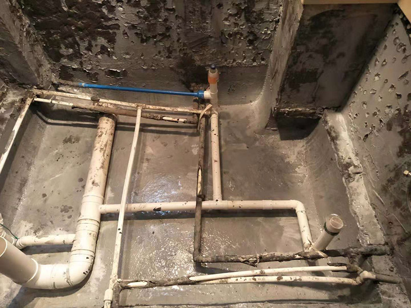 衛(wèi)生間防水：基層處理，基層墻面有空隙、裂縫、不平等缺陷的，用水泥砂漿修補抹平，然后進行防水層施工，將已攪拌好的防水涂料用毛刷均勻刷涂在已涂好底膠的基層表面上，厚度要均勻一致，防水施工完畢后，進行蓄水試驗，經(jīng)過24小時以上無滲漏視為合格。