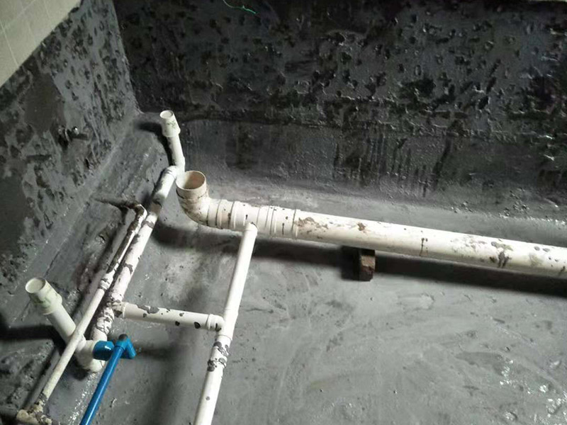 衛(wèi)生間防水：基層處理，基層墻面有空隙、裂縫、不平等缺陷的，用水泥砂漿修補抹平，然后進行防水層施工，將已攪拌好的防水涂料用毛刷均勻刷涂在已涂好底膠的基層表面上，厚度要均勻一致，防水施工完畢后，進行蓄水試驗，經(jīng)過24小時以上無滲漏視為合格。