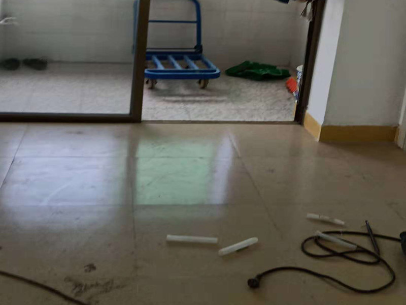 地磚拆除：拆除地面磚最容易的方法是,先想辦法撬開大門口的那塊地磚,因為那塊磚是有一邊露在外面的,比較容易撬開。再用扁的鑿子一片片的往里撬,如果水泥砂漿做得不是特別牢的話,可以用錘子把扁鑿敲進地磚和水泥地面中間的縫隙里的,那樣就能把地磚整塊的撬起來。這樣的方法比用錘子從正面敲碎地磚要容易得多。如果順利的話,可能全部能夠撬起來。如果有一小部份撬不起來的。再用錘子敲碎就行了。