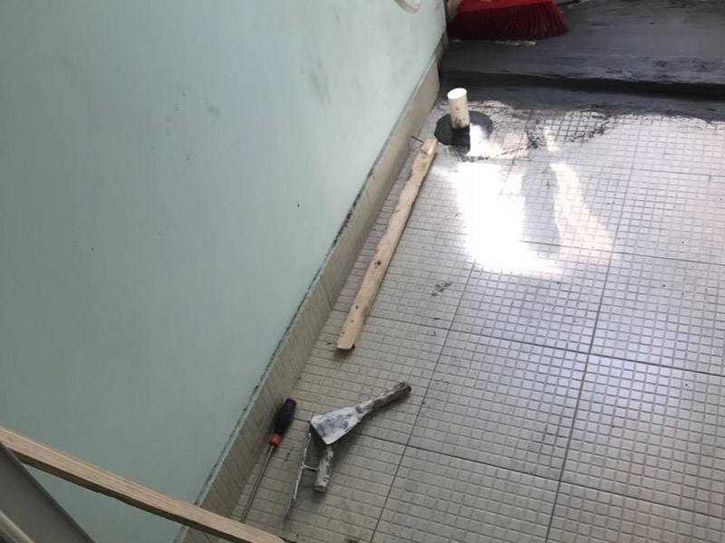 地漏維修：1.在進行衛(wèi)生間地漏更換前，需要將所需材料和工具準備好，例如水泥砂漿、螺絲刀、錘子、刮刀以及新的地漏等。還應確認好新的地漏是否和家中的舊地漏尺寸大小一致，常見的方形地漏尺寸為十厘米，也有一種十二厘米的圓狀地漏，下水管直徑一般都是5厘米。 2.使用螺絲刀將舊的地漏和四周瓷磚進行慢慢翹起分開，再使用一字的螺絲刀將舊地漏周圍的水泥慢慢弄出來，然后使用錘子輕輕的敲擊地漏，讓它和水泥完全分離開來，再將地漏拿出。最后使用槽子將地漏安裝位置四周殘留的水泥清理干凈，做到無雜物，便于后期安裝。 3. 將地漏安裝位置清理完成后，就可以在地漏四周的壁面進行耐水膩子的處理，新地漏的背面也需要使用膩子進行涂抹處理，這樣做是為了讓地漏和地面更加粘結。但需要將多余的水泥砂漿鏟去，將地面的垃圾清理干凈。 4. 在進行地漏安裝時，需要先將地漏的芯層取出來，以免施工造成水泥砂漿跑入，影響地漏使用。地漏安裝高度應以地磚持平，不能高出地面，再在四周涂抹白水泥進行密封，安裝好芯層和表蓋，自然晾干后，就可以使用地漏了。