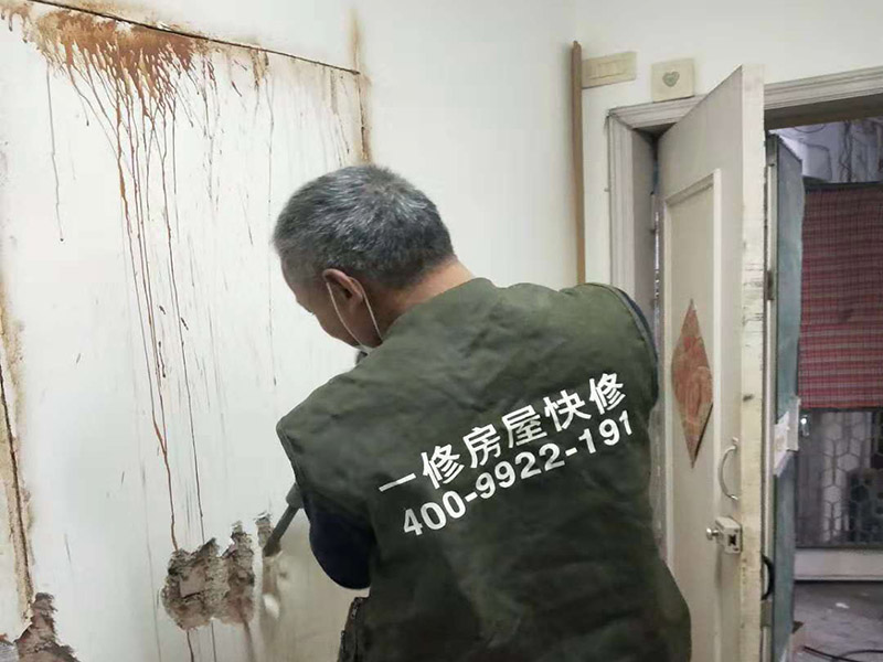 墻面開門洞：把砸去400mm高，寬2340mm的墻，全部用鋼筋混凝土澆筑。內(nèi)配上下各3根直徑12mm的帶肋鋼筋，箍筋直徑6mm，間距200mm，扎好鋼筋放上。支模，注意一側(cè)模板要支成◢形，高度為450，混凝土從該斜口倒入澆筑與斜口平，已高出了圈梁底50mm，即能使其與圈梁底充分咬合。拆模把多余部分鑿除。 應(yīng)在過梁部位先開洞做好過梁，再開門洞，每邊大于100mm，植2根10個鋼筋交門邊柱作為門垛。鋼筋混凝土過梁在普通磚墻上擱置長度應(yīng)不小于24cm,也就是一磚的厚度，而實際上門口是38墻，所以過梁一般是38cm； 門洞墻體高建議敲頂部梁面鑿洞再皮皮敲兩邊敲凹凸狀部做梁再砌筑面墻體直接底洞容易整版墻敲壞松玩且能塌肯定玩洞直接鉆洞。