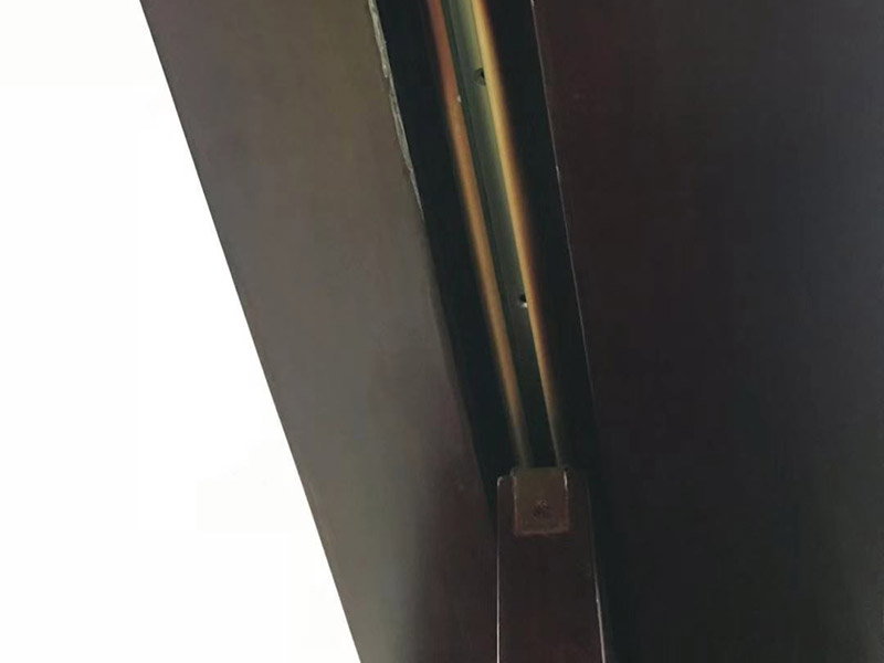 移門(mén)導(dǎo)軌維修：確定定位器準(zhǔn)確進(jìn)入后，先別固定螺絲。不行在輕微往上調(diào)，門(mén)與滑道之間就會(huì)有大約12毫米的縫隙，會(huì)搞定的，來(lái)回推拉門(mén)試一下，往上調(diào)節(jié)2毫米再試一下。如果不行，再把上滑輪的鐵片擦入卡槽內(nèi)，使定位器進(jìn)入門(mén)下面的槽內(nèi)，先把固定滑輪的螺絲卸掉，再把滑輪再次抽出，否則門(mén)上卡槽會(huì)磨滑軌，滑輪與鐵片之間有一個(gè)或兩個(gè)連接螺絲，別調(diào)得太大。