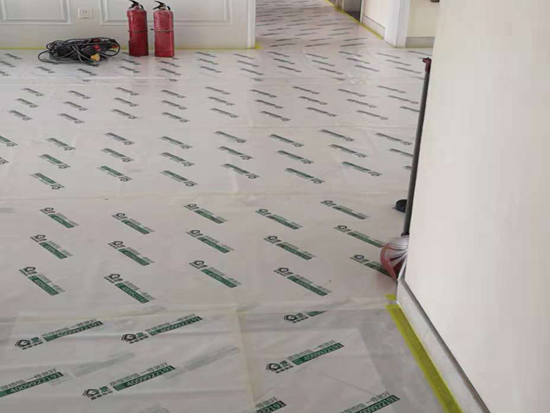 整體裝修翻新：首先要準(zhǔn)備工具裝修前，明確裝修過程涉及的面積。測量的內(nèi)容主要包括：明確裝修過程涉及的面積。特別是貼磚面積、墻面漆面積、壁紙面積、地板面積；明確主要墻面尺寸。特別是以后需要設(shè)計(jì)擺放家具的墻面尺寸。然后主體拆改是最先上的一個(gè)項(xiàng)目，主要包括拆墻、砌墻、鏟墻皮、拆暖氣、換塑鋼窗等等。拆改完的垃圾，要及時(shí)清理出去，保證室內(nèi)的清潔，也是為了方便施工。水電改造前，櫥柜設(shè)計(jì)師應(yīng)上門進(jìn)行第一次測量，幫你確定好電源、水路的改造方案。熱水器，也最好派人來根據(jù)你所確定的型號，設(shè)計(jì)好電源、接口的位置。