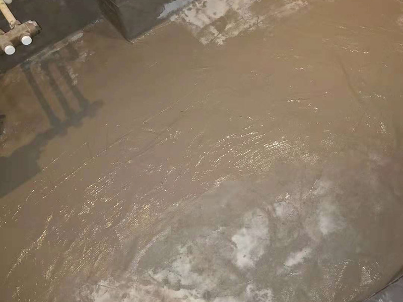 衛(wèi)生間做防水卷材：施工前要確保地面的干爽防水涂料要涂滿(mǎn)，沒(méi)有任何遺漏與基層結(jié)合要牢固、沒(méi)有裂紋、無(wú)氣泡、無(wú)脫落的現(xiàn)象涂刷的高度是一致的，厚度要達(dá)到產(chǎn)品規(guī)定的要求，要注意的是要等待第1遍涂料，干透后才可以進(jìn)行第2遍涂料的粉刷，具體的時(shí)間要看產(chǎn)品特性來(lái)確定的。