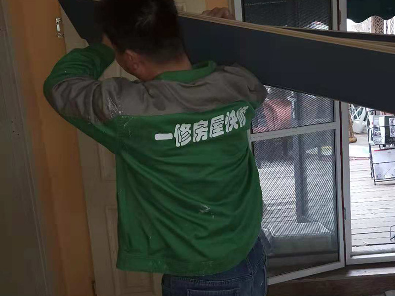 地板拆除維修：地板在日常生活中的磨損最大，二手房的地板一般要做全面拆除，對(duì)于外觀質(zhì)量?jī)?yōu)異，材質(zhì)名貴的實(shí)木地板也可以保留下來。而復(fù)合木地板造價(jià)低廉，可以全部拆除。 復(fù)合木地板拆除工藝比較簡(jiǎn)單，清除房間的家具后，使用平口螺絲刀將踢腳線撬開，再沿著踢腳線邊緣將墻角的地板撬開并拆除，這塊地板可能會(huì)破損，但是其他地板就可以完整拆除了，帶有鎖扣結(jié)構(gòu)的復(fù)合木地板要順應(yīng)地板的長(zhǎng)邊抽出，這樣會(huì)比較輕松。要開窗通風(fēng)，待地面完全工燥后再鋪設(shè)新地板。 實(shí)木地板的拆除工藝比較復(fù)雜，拆除踢腳線后仍從墻角邊緣開始，使用起釘錘將木地板撬起抽出，由于實(shí)木地板安裝在木龍骨上，撬起時(shí)會(huì)有一定的彈性，施工難度較大，但是不能使用切割機(jī)，因?yàn)榍懈顧C(jī)容易破壞地面和固定木龍骨的膨脹螺栓而產(chǎn)生火花。