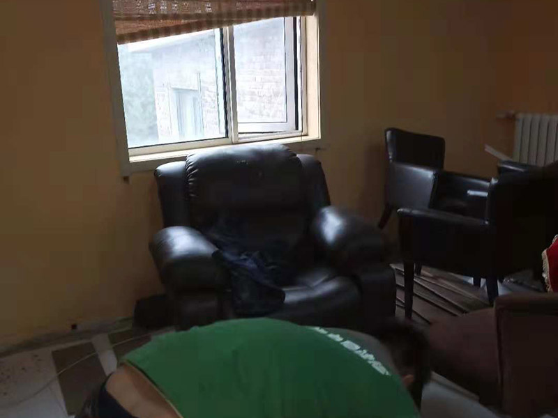 地板拆除維修：地板在日常生活中的磨損最大，二手房的地板一般要做全面拆除，對(duì)于外觀質(zhì)量?jī)?yōu)異，材質(zhì)名貴的實(shí)木地板也可以保留下來。而復(fù)合木地板造價(jià)低廉，可以全部拆除。 復(fù)合木地板拆除工藝比較簡(jiǎn)單，清除房間的家具后，使用平口螺絲刀將踢腳線撬開，再沿著踢腳線邊緣將墻角的地板撬開并拆除，這塊地板可能會(huì)破損，但是其他地板就可以完整拆除了，帶有鎖扣結(jié)構(gòu)的復(fù)合木地板要順應(yīng)地板的長(zhǎng)邊抽出，這樣會(huì)比較輕松。要開窗通風(fēng)，待地面完全工燥后再鋪設(shè)新地板。 實(shí)木地板的拆除工藝比較復(fù)雜，拆除踢腳線后仍從墻角邊緣開始，使用起釘錘將木地板撬起抽出，由于實(shí)木地板安裝在木龍骨上，撬起時(shí)會(huì)有一定的彈性，施工難度較大，但是不能使用切割機(jī)，因?yàn)榍懈顧C(jī)容易破壞地面和固定木龍骨的膨脹螺栓而產(chǎn)生火花。