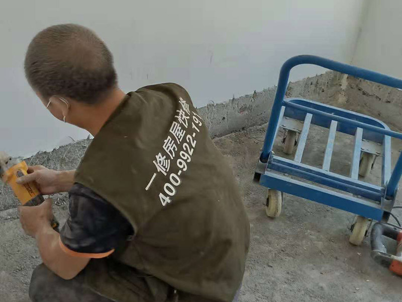 電路改造維修：一：定位 我們要用電需求進(jìn)行定位，比如：哪里需要開關(guān)插座，哪里需要燈，哪里需要安裝空調(diào)等要求，電工會(huì)根據(jù)你的需求進(jìn)行定位，這樣使用起來非常方便。 二：開槽 完成定位之后，師傅會(huì)按照定位和電路走向，進(jìn)行開槽布線，開的槽要橫平豎直，這樣才是規(guī)范的做法。 三：布線 布線都是使用線管進(jìn)行暗埋，有PVC和冷彎管兩種，冷彎管彎曲效果很好，不會(huì)斷裂，是布線不錯(cuò)的選擇，它的轉(zhuǎn)角有一定弧度，線可以隨便更換，不需要開墻。 四：彎管 如果選擇冷彎管的話，需要借助彎管工具，弧度是線管直徑的十倍，這樣穿線或拆線，才能暢通無阻。 五：布線要遵循的原則 (1)強(qiáng)弱電之間的距離是30-50公分，避免受到干擾，影響正常使用，甚至不安全，強(qiáng)弱電不可以在同一根管內(nèi)。 (2)管子里面的導(dǎo)線總截面面積，要比保護(hù)管截面面積小百分之四十，比如：二十的管內(nèi)最多可以穿四根2.5平方的電線。 (3)如果線管需要連接，肯定要使用接頭，接頭和管子要用膠粘牢固。線管在地面的話，需要進(jìn)行保護(hù)，預(yù)防被踩裂，影響后期檢修。 (4)如果布線長(zhǎng)度超過了十五米，或者是有三個(gè)彎曲的時(shí)候，在中間需要多安裝一個(gè)線盒，在拆裝電線時(shí)，過長(zhǎng)或者彎曲太多，線從穿線管里面過不去。 (5)空調(diào)插座安裝需要離地面兩米以上，電線線路和煤氣管道的距離要在四十公分以上;插座安裝要離地面三十公分的高度。