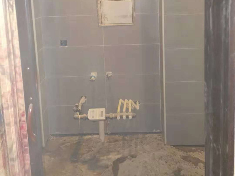 公寓地磚安裝維修：首先將選購好的瓷磚清潔干凈，并在水中浸泡2個(gè)小時(shí)以上，瓷磚的浸泡是為了能讓瓷磚充分的吸收水分，避免在鋪貼完成之后吸取材料中的水分，而影響瓷磚與地面的粘貼度，造成起空鼓、脫落等現(xiàn)象，開始鋪貼瓷磚之前需要從水中取出并將便面的水分擦去，以便鋪貼。然后在開始瓷磚進(jìn)行鋪貼之前，需先在墻面上吊垂線，吊垂線是用來確定瓷磚與墻面的尺寸，再設(shè)置水平線，這樣能夠保證瓷磚鋪貼過程中保持橫平豎直的平整度。接著在瓷磚鋪貼過程中需要以水平線為準(zhǔn)繩，設(shè)置木板將瓷磚支撐住，這樣是為了防止瓷磚在達(dá)到一定的粘著強(qiáng)度之前出現(xiàn)位移或下墜的現(xiàn)象。 通常地磚的鋪貼都是由門窗邊或者陽臺(tái)開始的，保證從上到下，由左及右的順序行進(jìn)，先用水潤曾找平層，再用鏟子將水泥抹在瓷磚的背面，再將瓷磚貼在地面，再用橡膠錘輕輕敲擊瓷磚，使水泥充滿墻面與瓷磚之間的空隙，粘貼時(shí)要注意所使用的粘貼材料不能太稠，也不能太稀，太稠的話不容易攤開，太稀的話又不容易粘牢。