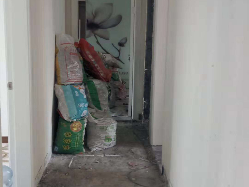 整體裝修拆除：主體拆改就是先改變空間格局框架，然后在搭建好的框架上做水電、吊頂?shù)软?xiàng)目。主要內(nèi)容包括拆墻、砌墻、鏟墻皮、拆暖氣、換塑鋼窗等等。如果是二手房進(jìn)行主體拆改，那么還要做水電改造，空調(diào)移機(jī)之類的步驟，方便后期墻面涂刷。 1、設(shè)計(jì)圖紙。在進(jìn)行拆改之前先要設(shè)計(jì)好圖紙，根據(jù)業(yè)主的需求，將空間重新劃分。若是沒有圖紙的指導(dǎo)就直接拆改，萬一拆改錯(cuò)了，那么就是費(fèi)工又廢料。 2、原主體材料的留去。原有的裝修材料能用的就留下來，例如墻面處理時(shí)原來的膩?zhàn)邮欠浪佔(zhàn)樱筒挥苗P了。 3、墻體拆改。按照裝修圖紙的指示進(jìn)行拆墻、砌新墻。 4、地面拆改要拆掉地皮，墻面裝修要拆掉暖氣，門窗也要更換。 5、清理垃圾。拆除工程會產(chǎn)生大量的垃圾，如不及時(shí)清理會耽誤拆除進(jìn)程。