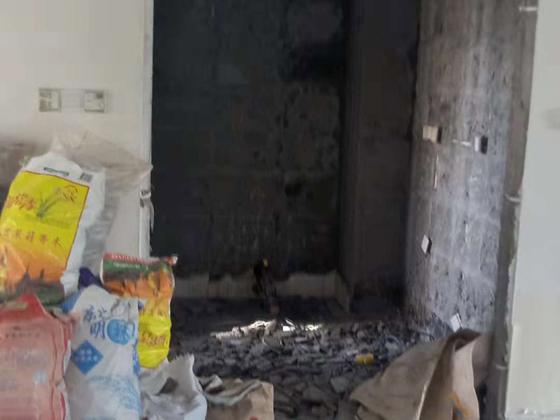 整體裝修拆除：主體拆改就是先改變空間格局框架，然后在搭建好的框架上做水電、吊頂?shù)软?xiàng)目。主要內(nèi)容包括拆墻、砌墻、鏟墻皮、拆暖氣、換塑鋼窗等等。如果是二手房進(jìn)行主體拆改，那么還要做水電改造，空調(diào)移機(jī)之類的步驟，方便后期墻面涂刷。 1、設(shè)計(jì)圖紙。在進(jìn)行拆改之前先要設(shè)計(jì)好圖紙，根據(jù)業(yè)主的需求，將空間重新劃分。若是沒有圖紙的指導(dǎo)就直接拆改，萬一拆改錯(cuò)了，那么就是費(fèi)工又廢料。 2、原主體材料的留去。原有的裝修材料能用的就留下來，例如墻面處理時(shí)原來的膩?zhàn)邮欠浪佔(zhàn)?，就不用鏟了。 3、墻體拆改。按照裝修圖紙的指示進(jìn)行拆墻、砌新墻。 4、地面拆改要拆掉地皮，墻面裝修要拆掉暖氣，門窗也要更換。 5、清理垃圾。拆除工程會產(chǎn)生大量的垃圾，如不及時(shí)清理會耽誤拆除進(jìn)程。