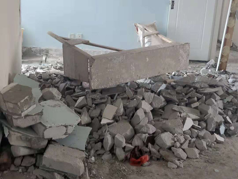 整體裝修拆除：主體拆改就是先改變空間格局框架，然后在搭建好的框架上做水電、吊頂?shù)软?xiàng)目。主要內(nèi)容包括拆墻、砌墻、鏟墻皮、拆暖氣、換塑鋼窗等等。如果是二手房進(jìn)行主體拆改，那么還要做水電改造，空調(diào)移機(jī)之類的步驟，方便后期墻面涂刷。 1、設(shè)計(jì)圖紙。在進(jìn)行拆改之前先要設(shè)計(jì)好圖紙，根據(jù)業(yè)主的需求，將空間重新劃分。若是沒有圖紙的指導(dǎo)就直接拆改，萬一拆改錯(cuò)了，那么就是費(fèi)工又廢料。 2、原主體材料的留去。原有的裝修材料能用的就留下來，例如墻面處理時(shí)原來的膩?zhàn)邮欠浪佔(zhàn)?，就不用鏟了。 3、墻體拆改。按照裝修圖紙的指示進(jìn)行拆墻、砌新墻。 4、地面拆改要拆掉地皮，墻面裝修要拆掉暖氣，門窗也要更換。 5、清理垃圾。拆除工程會產(chǎn)生大量的垃圾，如不及時(shí)清理會耽誤拆除進(jìn)程。