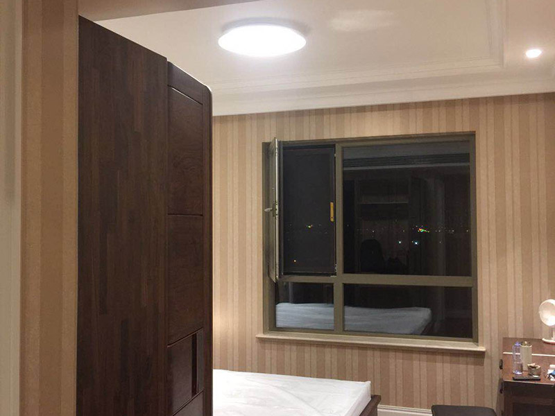 安裝燈具：1、燈具檢查 檢查燈具的安裝配件，看生產(chǎn)商的有關文件和技術是否齊全，看燈具的外觀是否有損壞，有無變形、金屬脫落、腐蝕等現(xiàn)象。 2、組裝燈具 將燈具部件連成一體，燈的穿線長度要適宜，對于多出的線頭應搪錫，要注意區(qū)分火線和零線，將線路理順。 3、燈具安裝 燈具電源線要留足，然后剪去余線，剝出線頭，再用螺釘將燈座安裝在接線盒上。 4、通電試運行 安裝完成后，打開電源，檢測是否通電。